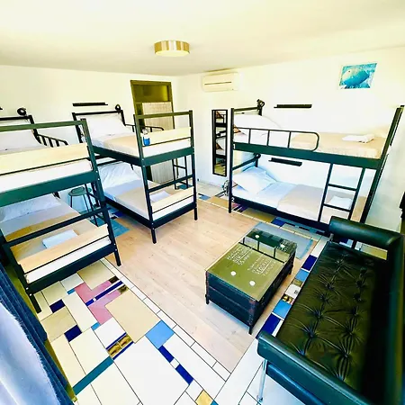 Art & Joy ホステル プーラ