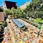 بيت شباب Art & Joy بولا