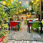 Art & Joy بيت شباب بولا
